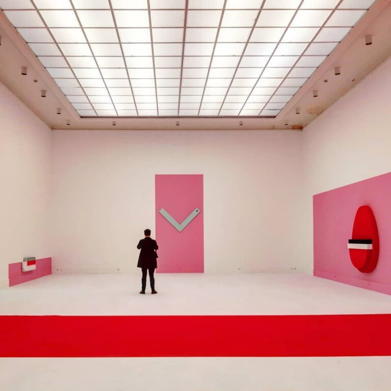 rosafarbene abstrakte Kunst in großem, weißem Raum mit Glasdecke