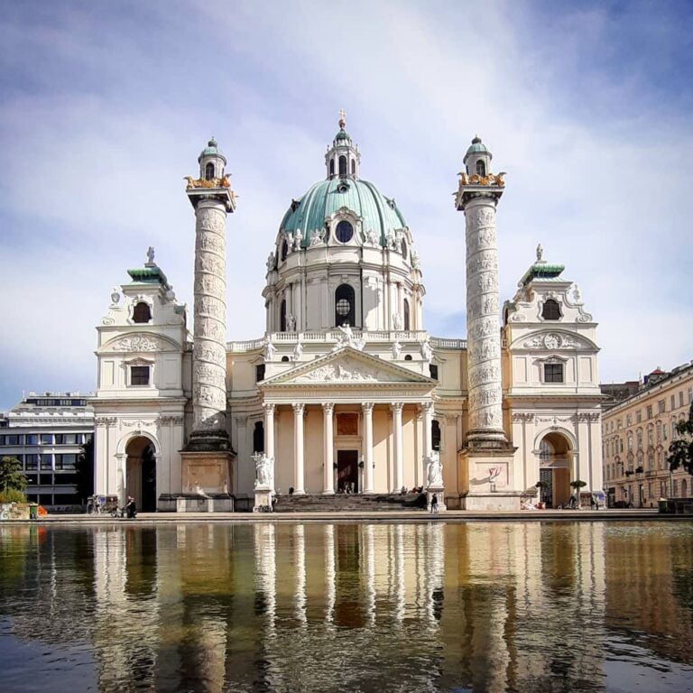 Karlskirche in Wien: Kirche mit großer Kuppel und 2 hohen Türmen