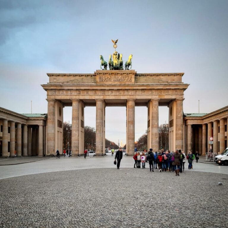 Brandenburger Tor in Berlin: riesiges Tor aus Säulen, auf dem sich eine Statue befindet