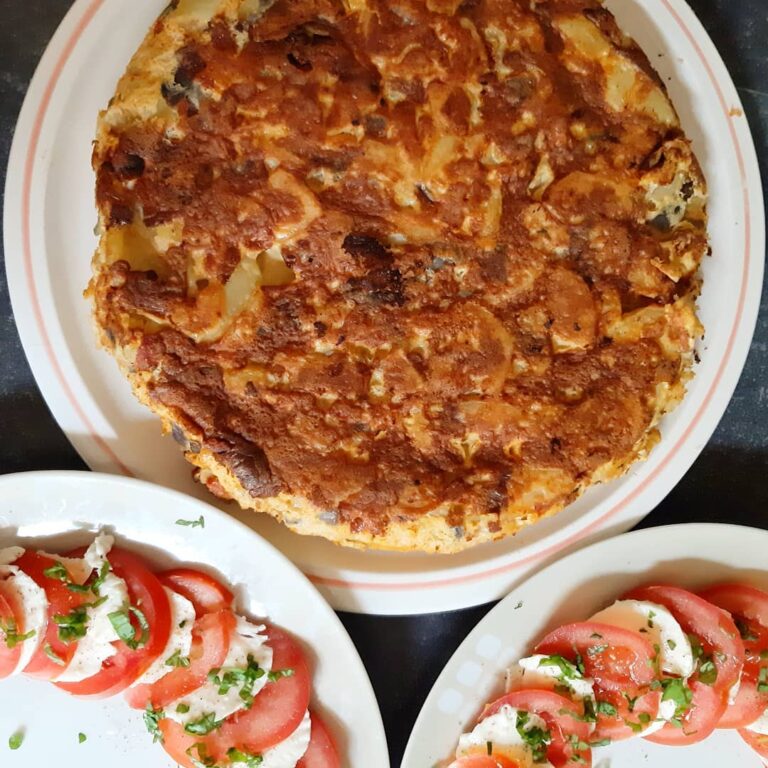 Tortilla aus Kartoffeln und Eiern mit Tomaten- und Mozzarellascheiben